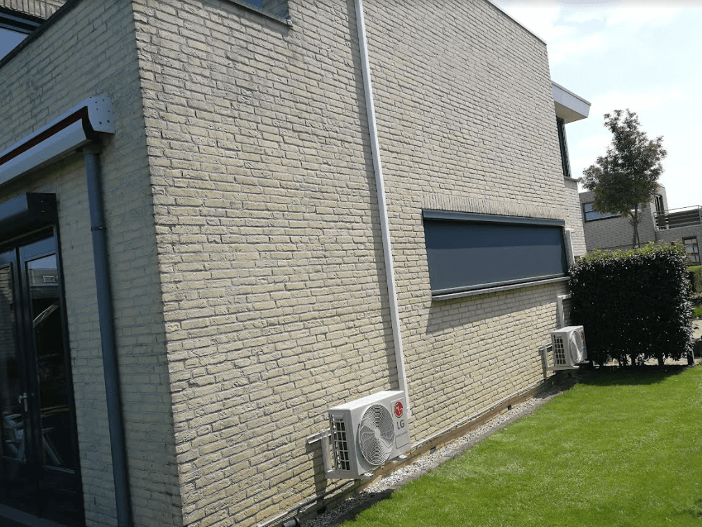 Twee LG airco-buitenunits netjes geplaatst aan de gevel van een moderne woning