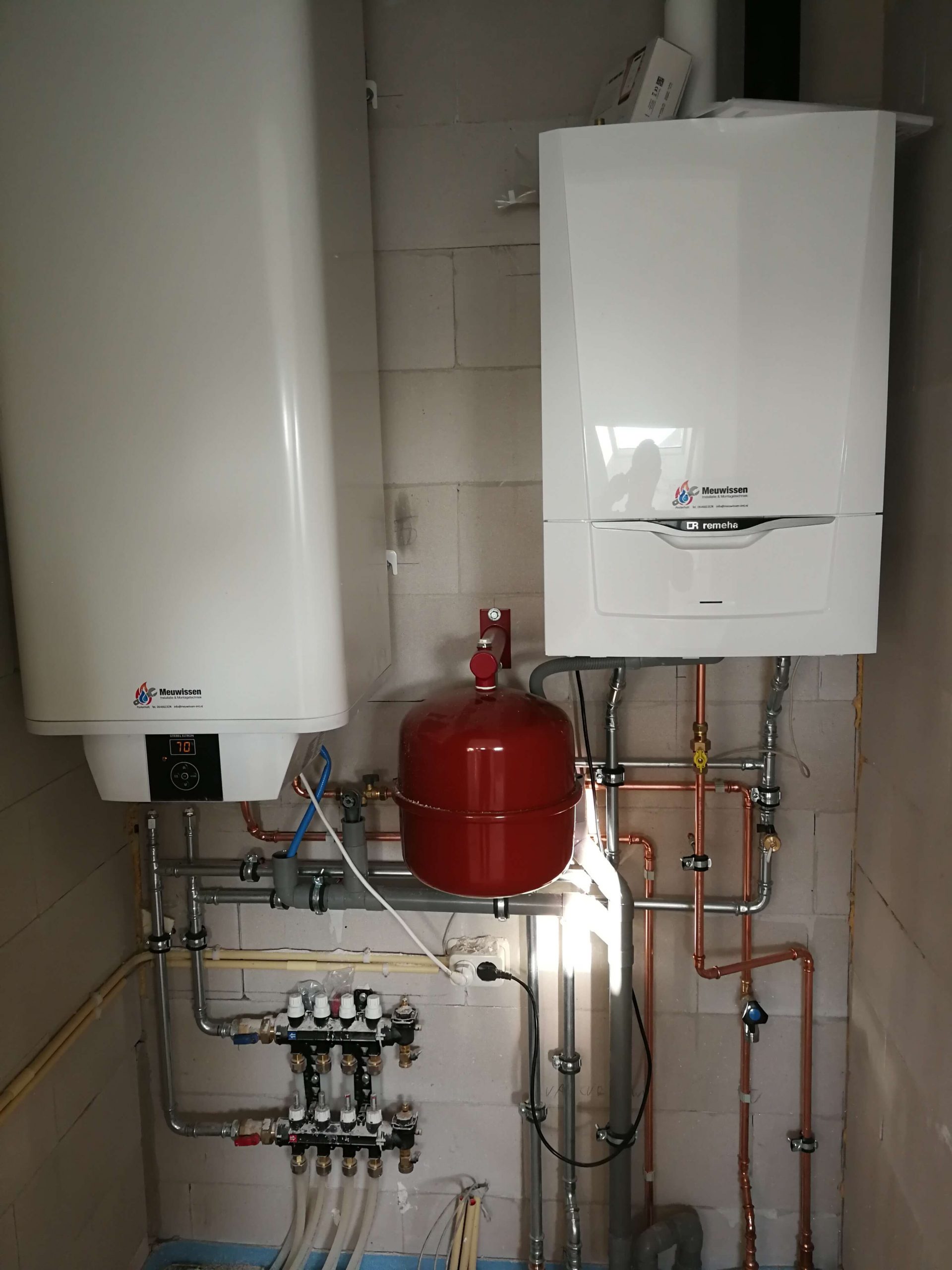 Door Meuwissen geïnstalleerde Remeha cv-ketel met boiler en net weggewerkt koperen leidingwerk