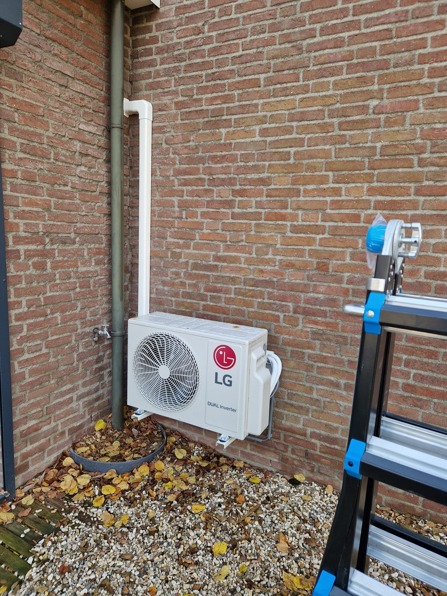 Nieuw geplaatste LG DUAL Inverter airco-buitenunit aan een woning